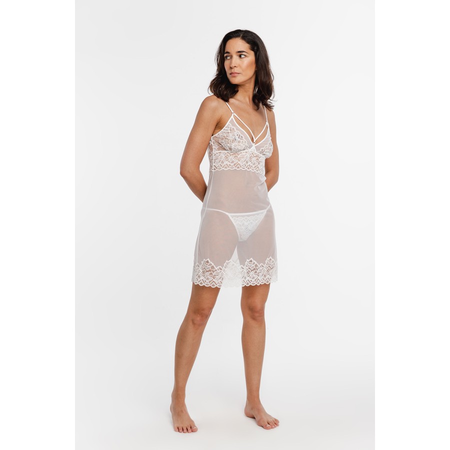 Conjunto de encaje negro con tanga y transparencia en el torso